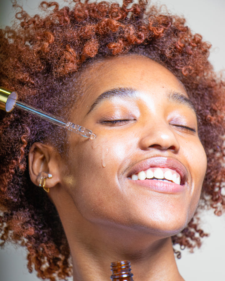 women_applying_face_serum