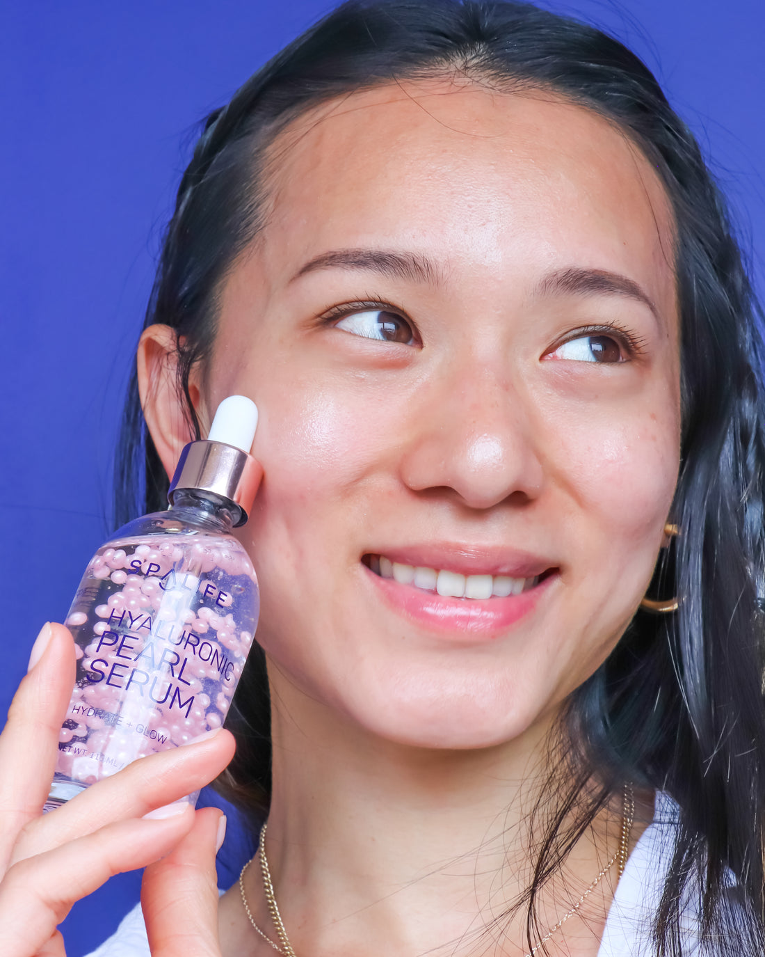 lady_posing_with_hyaluronic_pe-892
