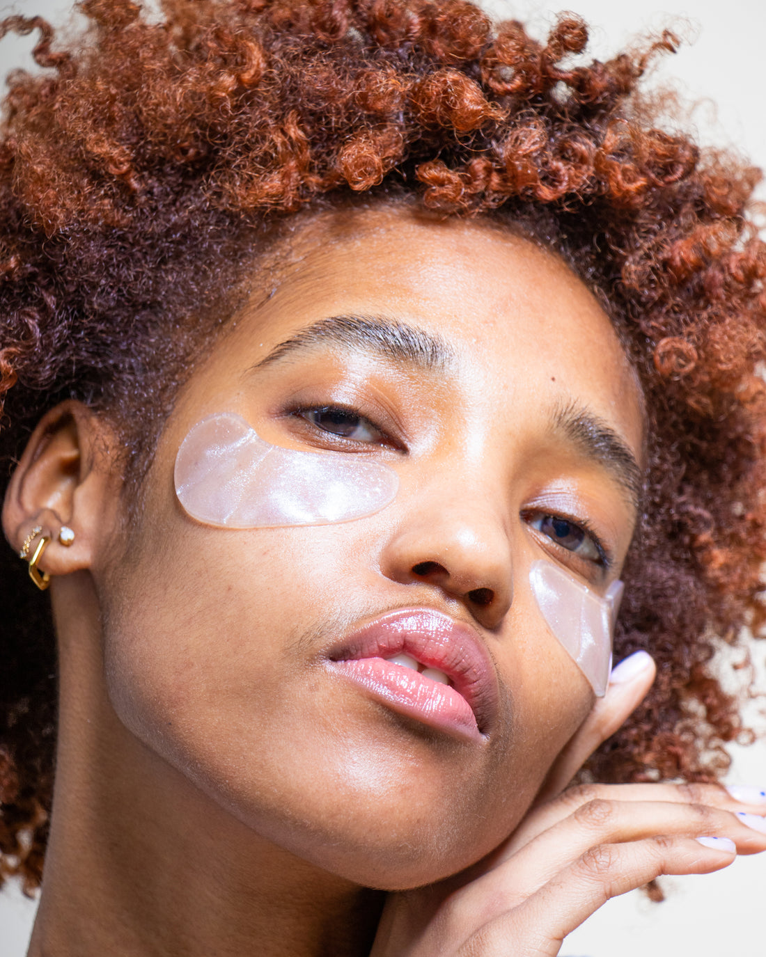 women_applied_under_eye_jellie-246