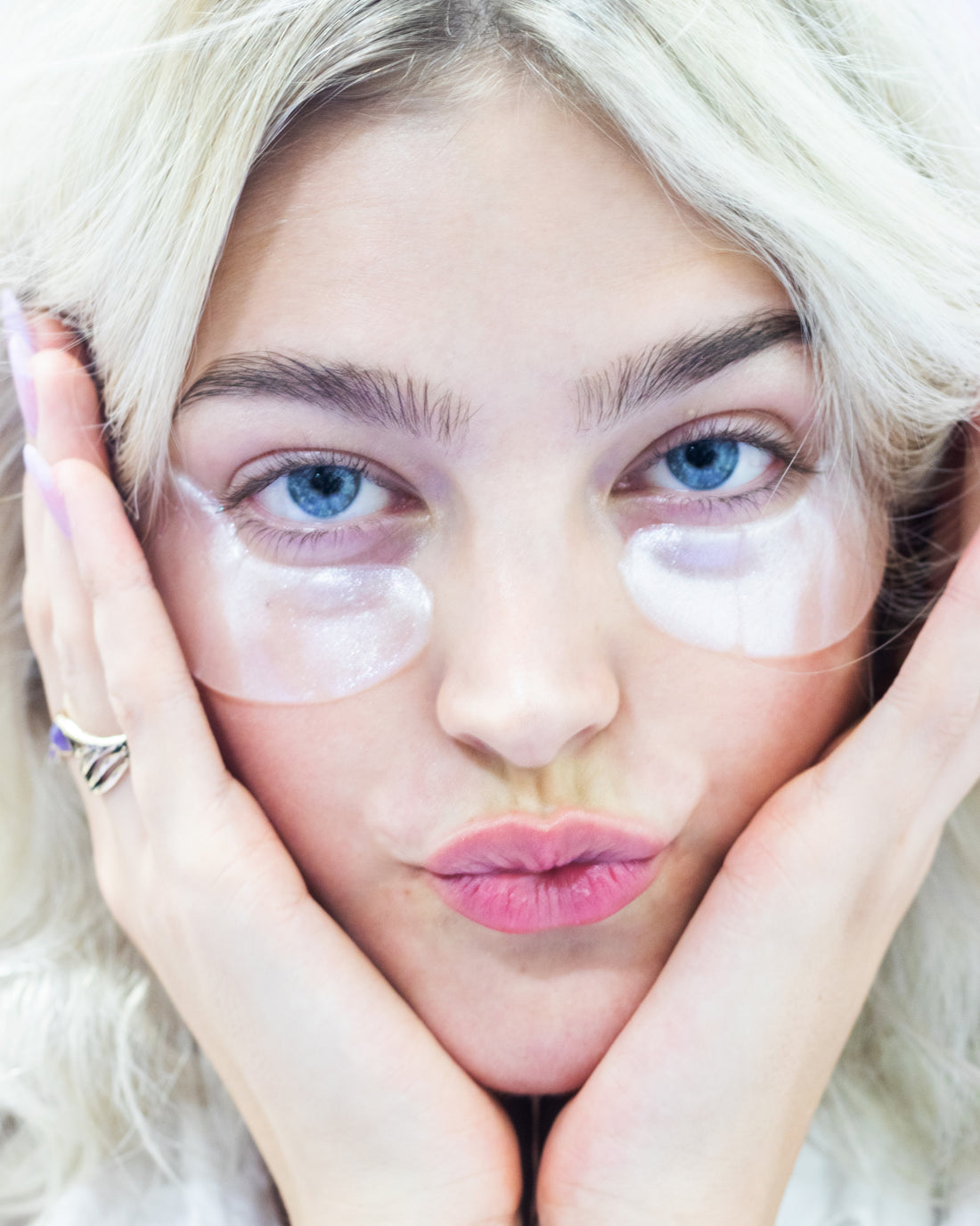 women_applied_under_eye_jellie-363